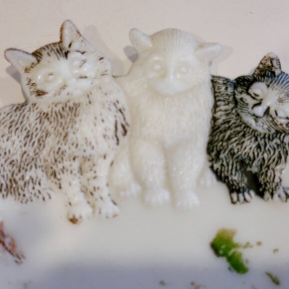 Vintage Milk Glass Kittens on Hanging Plate - Picture 3 of 4